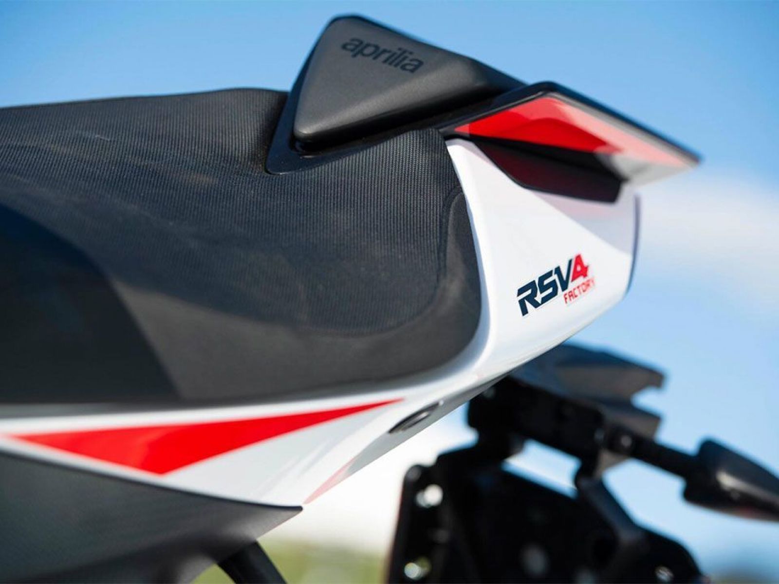 Мотоцикл APRILIA RSV 4 1000 Factory (White Speed) 2024