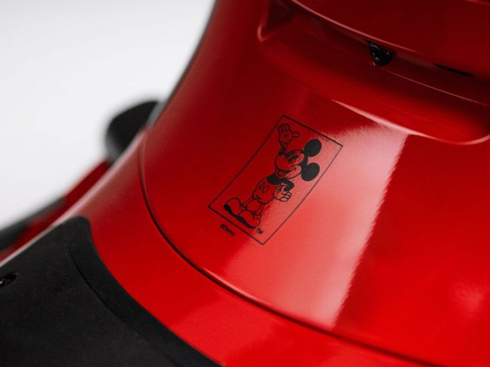 Скутер VESPA Primavera 50 Disney Mickey Mouse Edition (Black Red) 2023