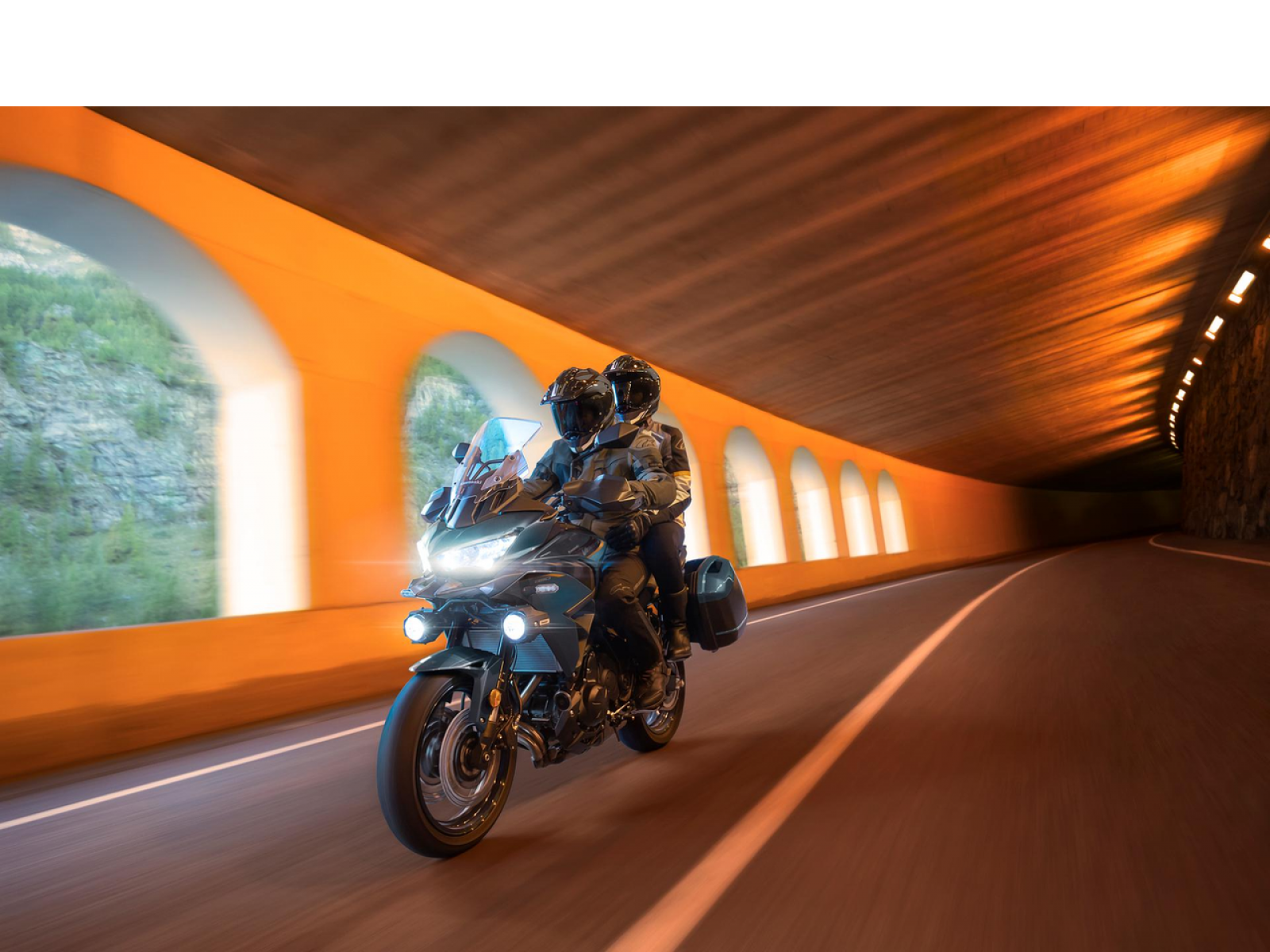 Мотоцикл Kawasaki Versys 650 (Metallic Deep Blue / Metallic Diablo Black) 2026