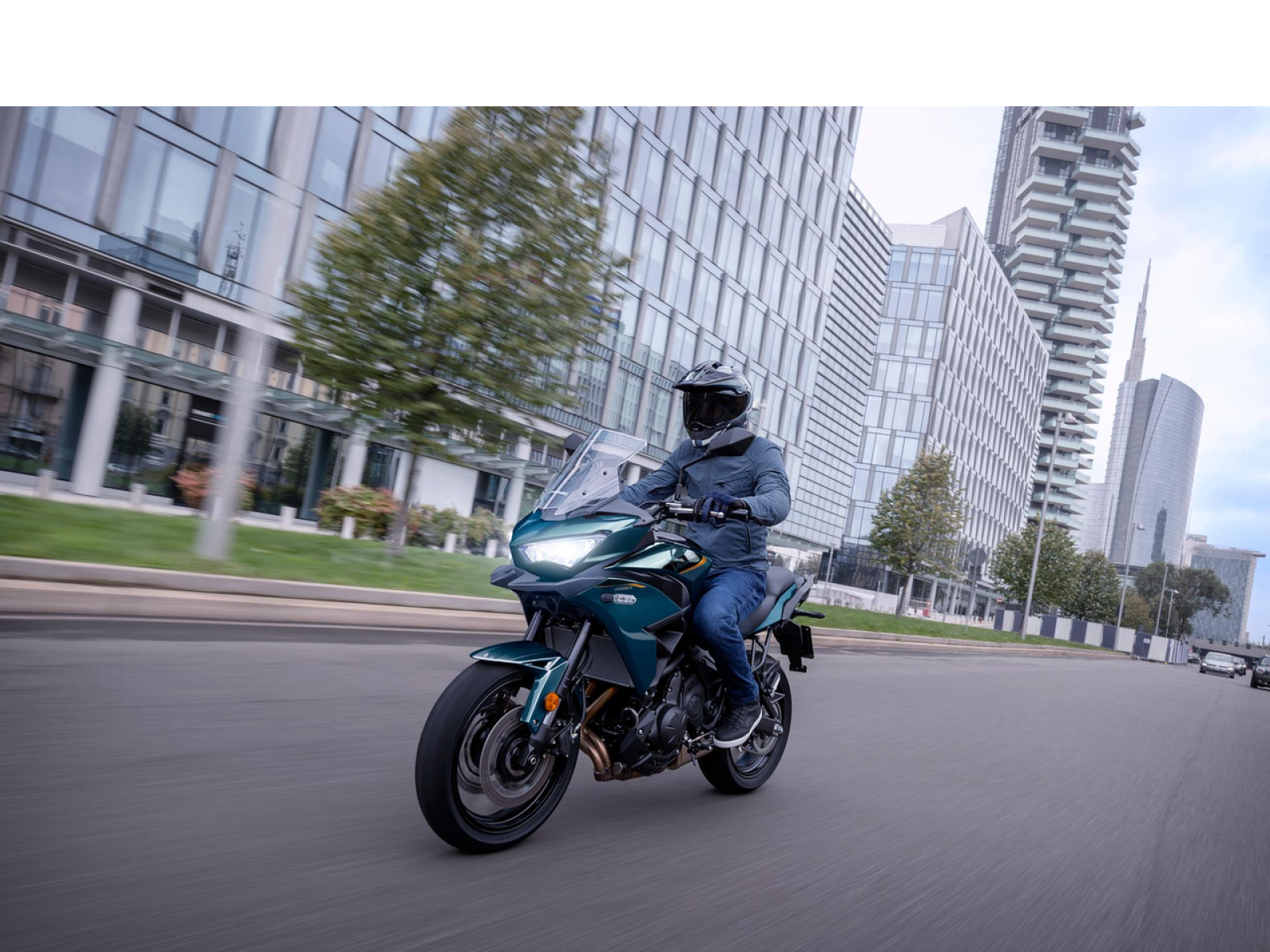 Мотоцикл Kawasaki Versys 650 (Metallic Deep Blue / Metallic Diablo Black) 2026