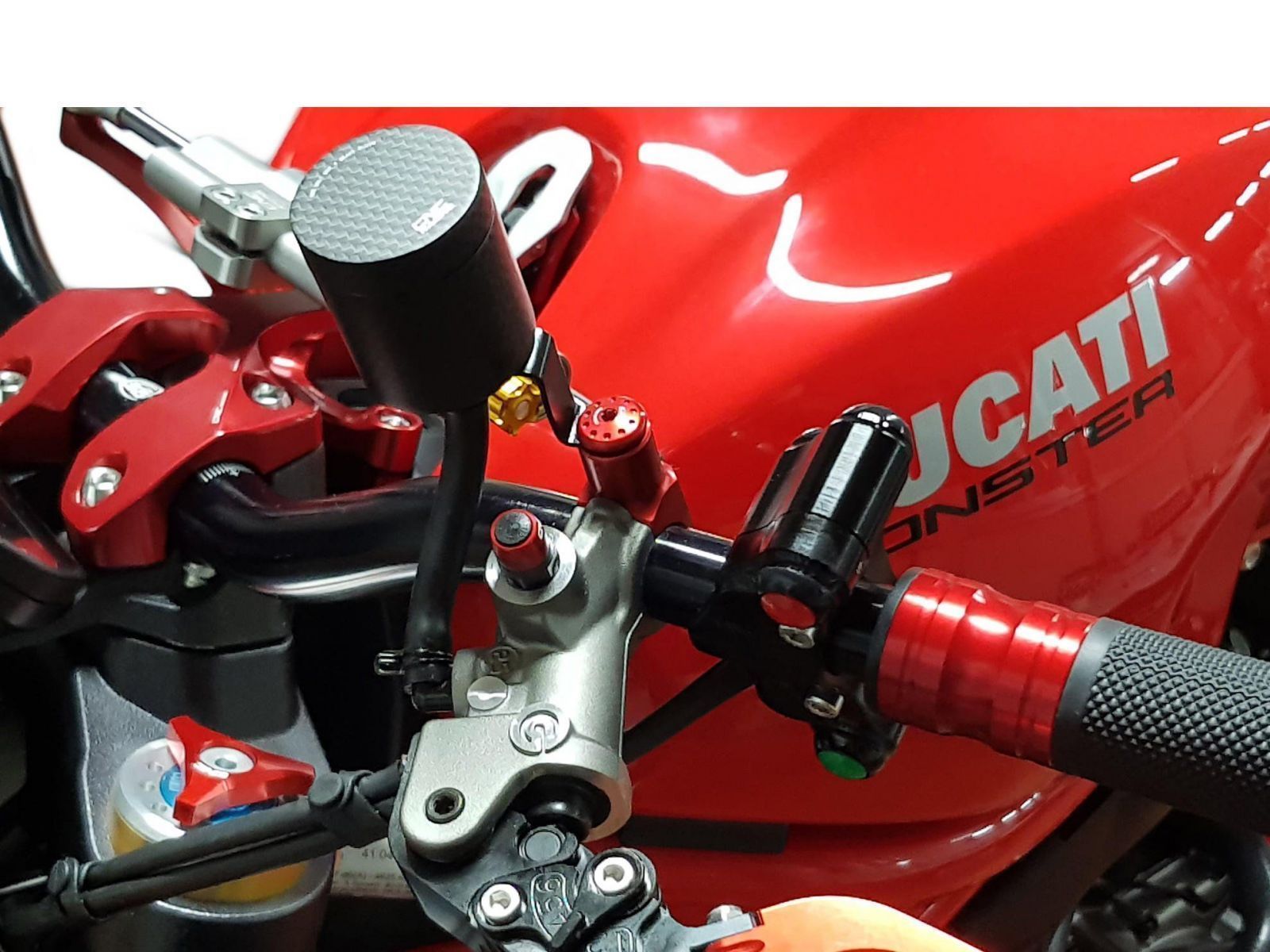 Заглушка отверстия под зеркало М10 правая CNC Racing, красный