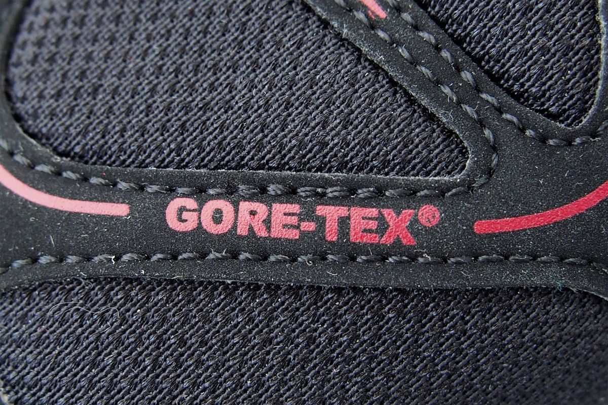 Рибок как отличить. Материал Gore Tex на ботинке. Мембрана Gore-Tex. Материал кроссовок. Кроссовки с мембраной Gore-Tex.
