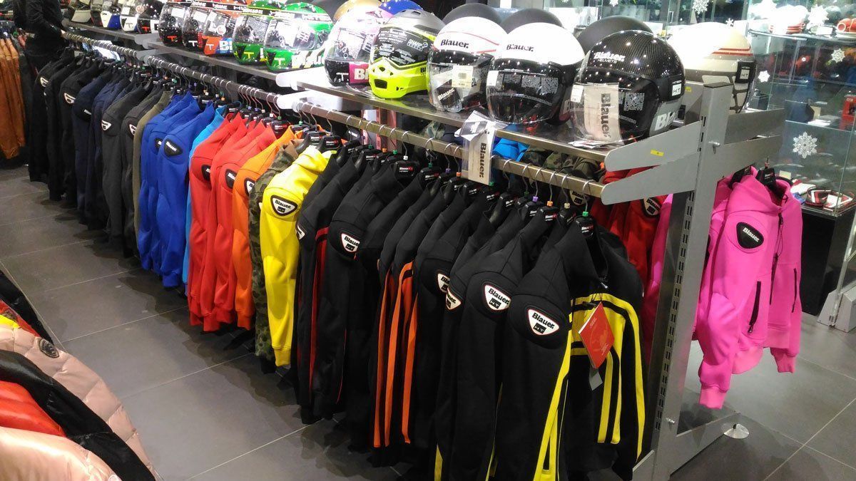 Магазин спортивной экипировки в москве. СПОРТХИТ на Сколковском. Торговый центр СПОРТХИТ. Спорт хит Сколковское шоссе Мотоэкипировка. Экипировочный спортивный магазин. Торговый центр «Будёновский».